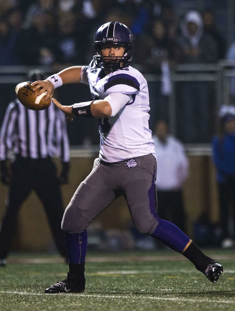 Arkansas Democrat-Gazette/MELISSA SUE GERRITS - 11/21/2014 - Fayetteville's Taylor Powell looks to pass during their game against Conway at Conway November 21, 2014. 