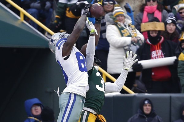 Dallas Cowboys wide receiver Dez Bryant (88) catches a pass against Green Bay Packers cornerback Sam Shields (37) during the second half of an NFL divisional playoff football game Sunday, Jan. 11, 2015, in Green Bay, Wis. The play was reversed after the review. The Packers won 26-21. (AP Photo/Mike Roemer)