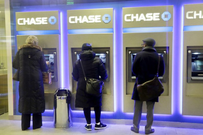 ustomers use ATMs on Wednesday at a Chase Bank branch in New York. JPMorgan Chase reported a 7 percent drop in fourthquarter earnings. 