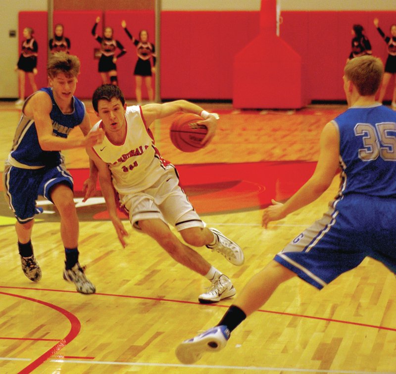 MARK HUMPHREY ENTERPRISE-LEADER Farmington sophomore Matt Thomas splits Greenbrier&#8217;s defense as he drives toward the goal. Thomas&#8217; free-throw shooting down the stretch helped Farmington pull out a 62-54 home court win in the new Cardinal Arena over the Panthers on Friday.