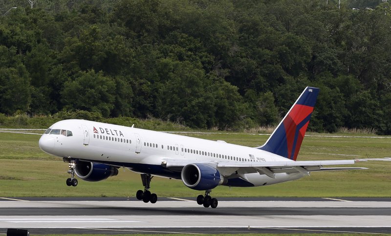  In this Thursday, May 15, 2014, file photo, a Delta Air Lines Boeing 757-232 lands at the Tampa International Airport in Tampa, Fla. Delta Air Lines Inc., on Tuesday, Jan. 20, 2015, reported a fourth-quarter loss of $712 million, after reporting a profit in the same period a year earlier.