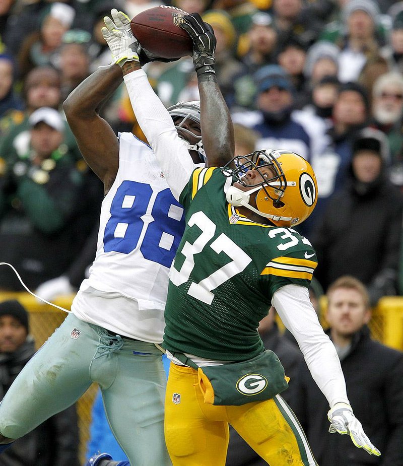 Dallas Cowboys wide receiver Dez Bryant (88) catches a pass against Green Bay Packers cornerback Sam Shields (37) during the second half of an NFL divisional playoff football game Sunday, Jan. 11, 2015, in Green Bay, Wis. The play was reversed. The Packers won 26-21. (AP Photo/Matt Ludtke)