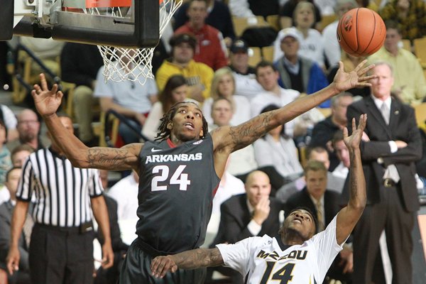 Arkansas guard Michael Qualls (24) competes for a rebound against Missouri guard Keith Shamburger in first half of an NCAA college basketball game, Saturday, Jan. 24, 2015, in Columbia, Mo. Arkansas won 61-60. (AP Photo/St. Louis Post-Dispatch, Chris Lee)