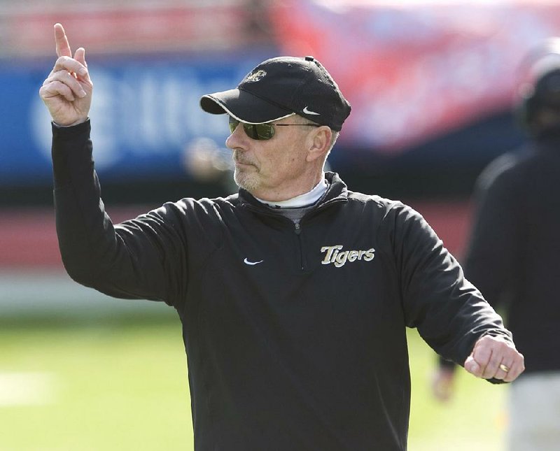 Arkansas Democrat-Gazette/CHRIS DEAN - 12/06/08 - Bentonville head coach Barry Lunney, Sr. directs his team in the 7A Championship game at War Memorial Stadium.