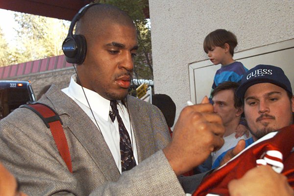 Arkansas' Corliss Williamson is surrounded by fans as he and other members of the defending college basketball National Champions arrive Thursday, March 30, 1995, at their hotel in Seattle. (AP Photo/David Longstreath)