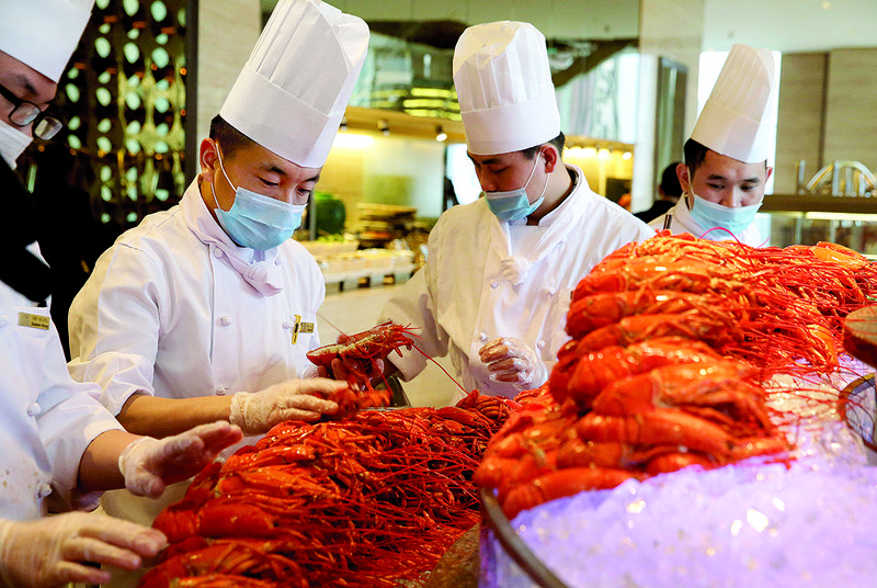 Image showcasing China's holiday appetite for U.S. lobsters buoys exporters | Northwest ...