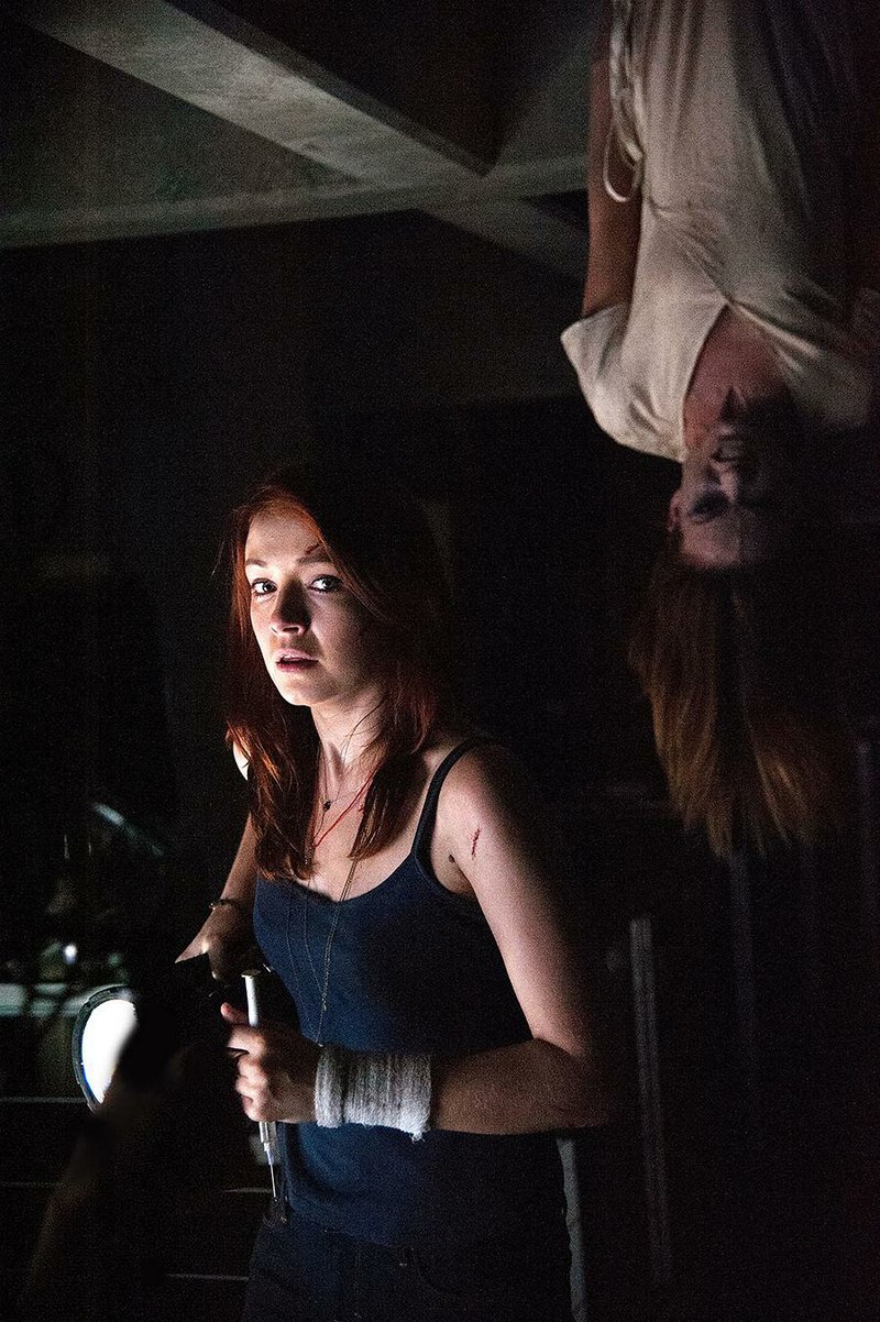 Eva (Sarah Bolger) and Zoe (Olivia Wilde) hanging out in The Lazarus Effect.