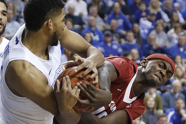 Kentucky's Karl-Anthony Towns, left, and Arkansas' Bobby Portis battle for possession during the first half of an NCAA college basketball game, Saturday, Feb. 28, 2015, in Lexington, Ky. (AP Photo/James Crisp)