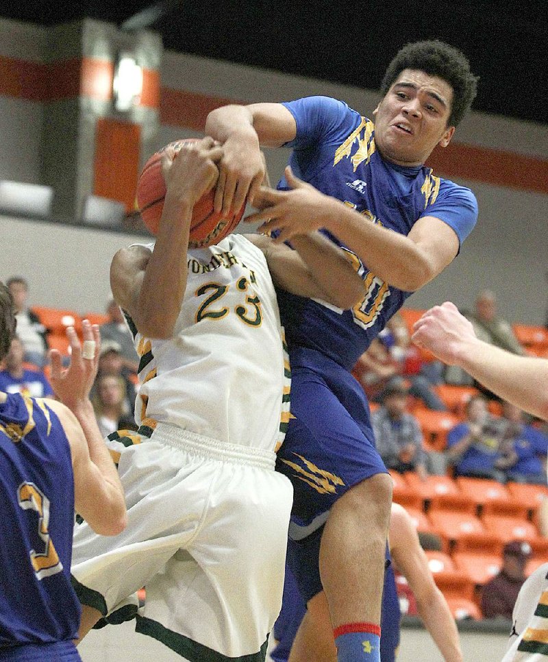 Acorn’s Ashton Pardun (right) battles for a rebound with Wonderview’s M.J. Griffin (23) in Acorn’s 67-63 overtime victory in the Class 1A state tournament Tuesday in Nashville. 