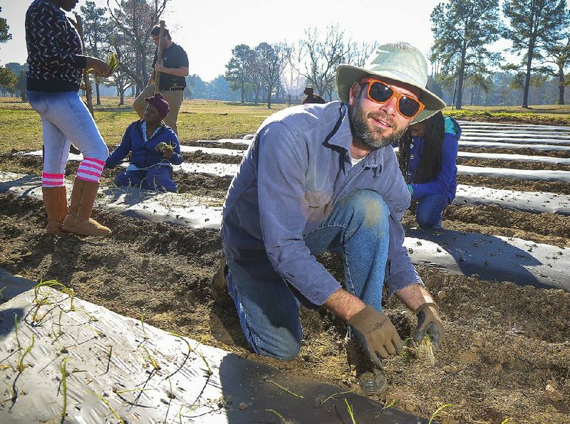 2/14/15
Arkansas Democrat-Gazette/STEPHEN B. THORNTON
Nathaniel Wills is an urban farmer who's volunteering his expertise to the Arkansas Gleaning Project, planting onions Saturday at Western Hills Park in Southwest Little Rock.