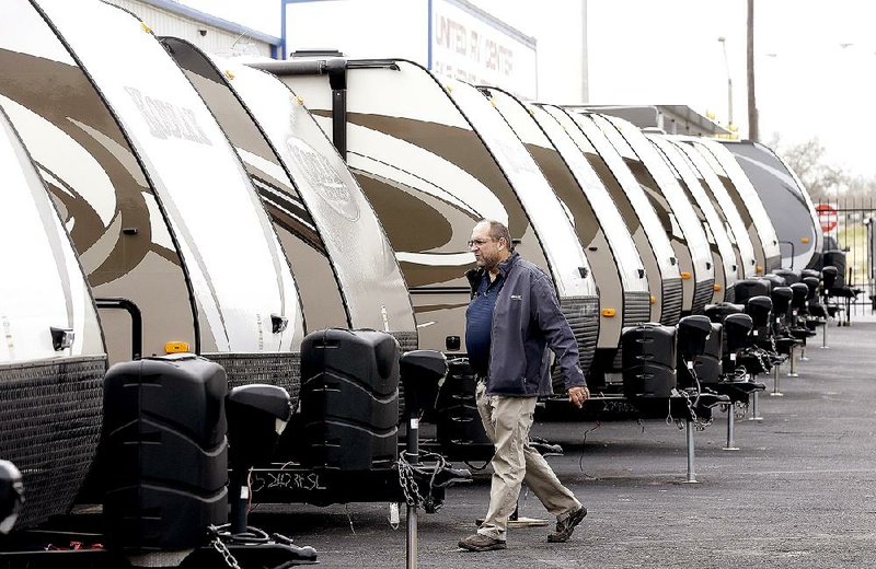 Wholesale stockpiles up 0.3; sales dip