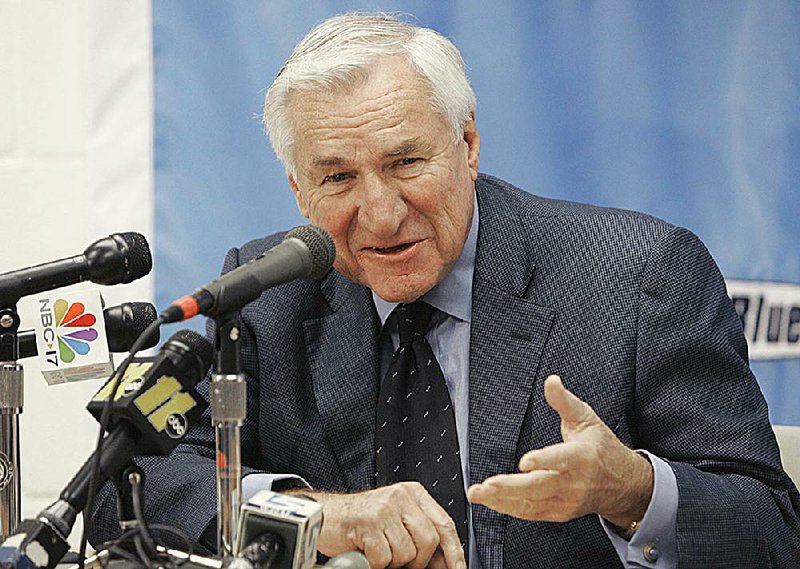 Former North Carolina basketball coach Dean Smith died Feb. 7 but left a $200 gift for every letterman that ever played for him during his 36-year coaching career. 