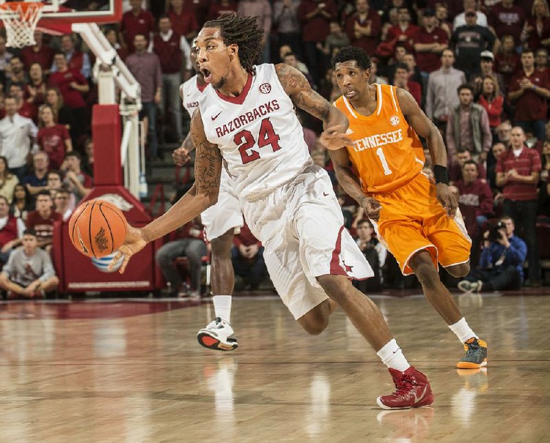 NWA Democrat-Gazette/ANTHONY REYES • @NWATONYR
Michael Qualls, Arkansas junior, drives up the court against Tennessee in the second half Tuesday, Jan. 27, 2015 at Bud Walton Arena in Fayetteville. The Razorbacks won 69-64.