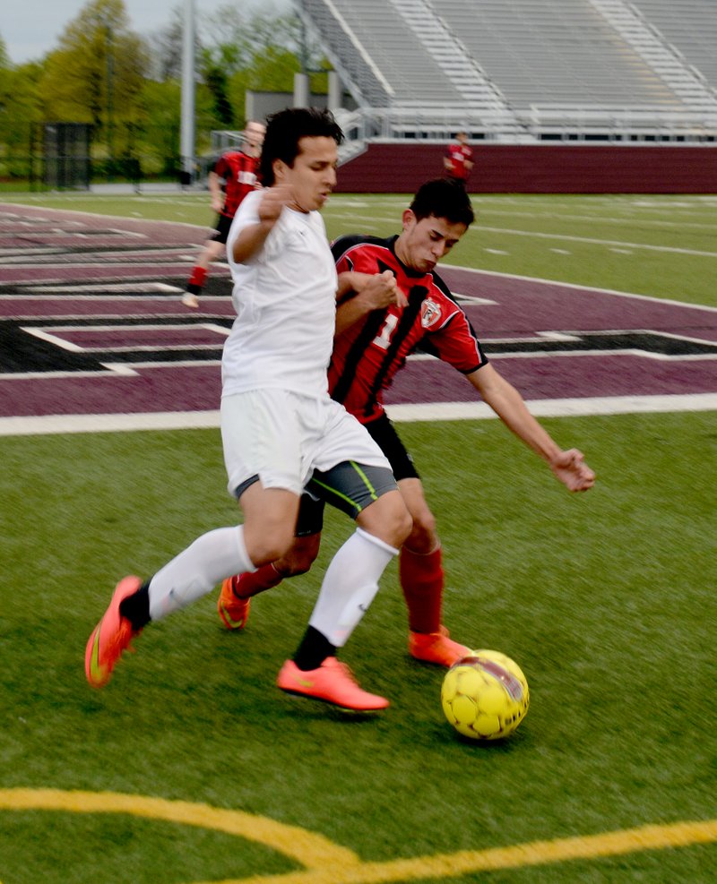 Graham Thomas/Siloam Sunday Siloam Springs junior forward Aldair Umana battles Russellville&#8217;s William Crisostomo for the ball Tuesday during the two teams&#8217; 7A/6A-Central Conference game at Panther Stadium. Siloam Springs defeated Russellville 3-2.