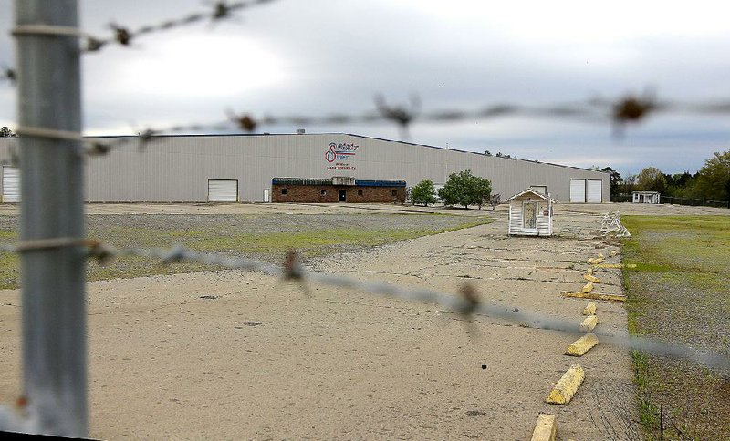 4/3/15
Arkansas Democrat-Gazette/STEPHEN B. THORNTON
A proposal would see the former Spirit Homes building at Hogan Lane and Dave Ward Dr. in Conway be turned into an indoor recreational facility/community center .