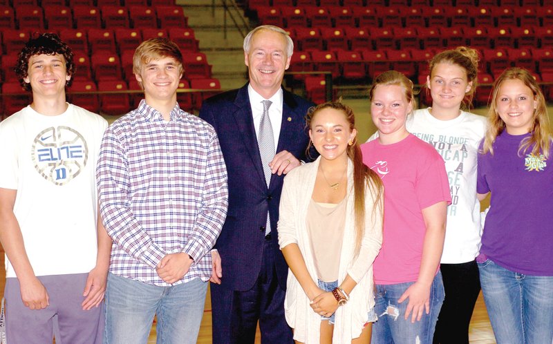 MARK HUMPHREY ENTERPRISE-LEADER Governor Asa Hutchinson (center) met with Farmington High School students on Friday at Cardinal Arena. (From left): Will Warren, Jared Pinkerton, Gov. Hutchinson, Teah Flynn, Chyann Miller, Alexis White, and Merideth Dooly.