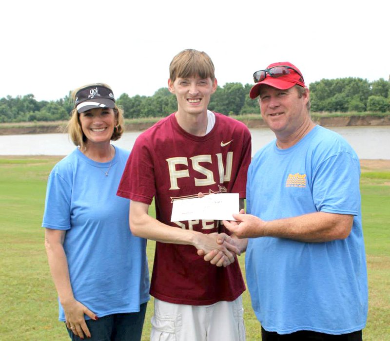 Johnny Burris of Batesville, center, won last year’s singles Horseshoe Tournament at Portfest. He was presented with a $100 prize by Arkansas State University-Newport Chancellor Sandra Massey, left, and ASUN Dean of Distance Learning Allen Mooneyhan.