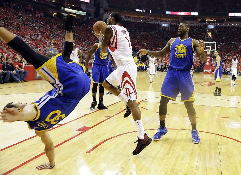 Golden State guard Stephen Curry missed Monday’s game from the middle of the second quarter to the middle of the third quarter after colliding with Trevor Ariza (center) and hitting his head.