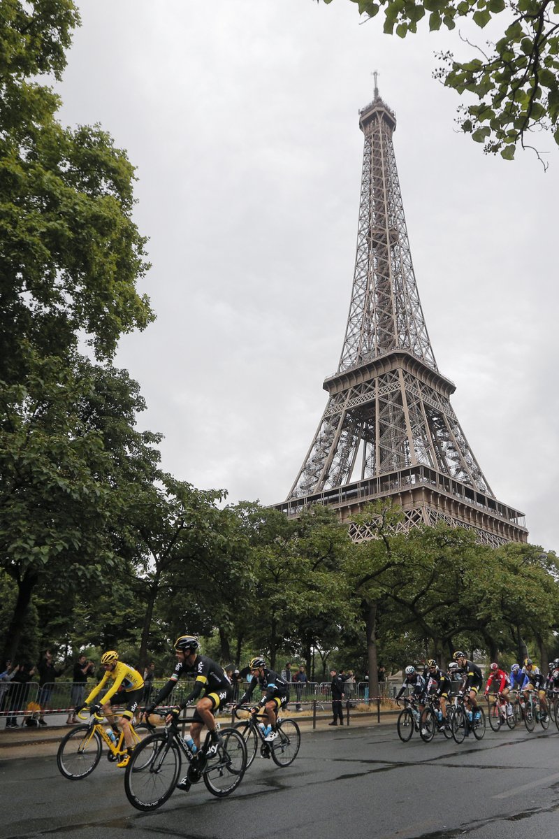 Police open fire on car at Tour de France barricades
