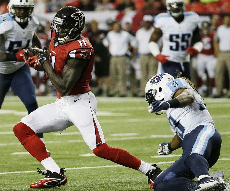 Atlanta Falcons wide receiver Julio Jones (11) agreed Sunday to a five-year, $71.25 million contract extension with the Falcons.