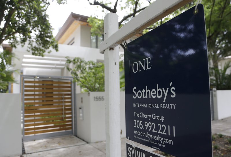 In this Saturday, Aug. 15, 2015 photo, a for sale sign is posted in front of a home in Miami. Mortgage giant Freddie Mac on Thursday, Sept. 3, 2015 said the average rate on a 30-year fixed-rate mortgage increased to 3.89 percent from 3.84 percent a week earlier.