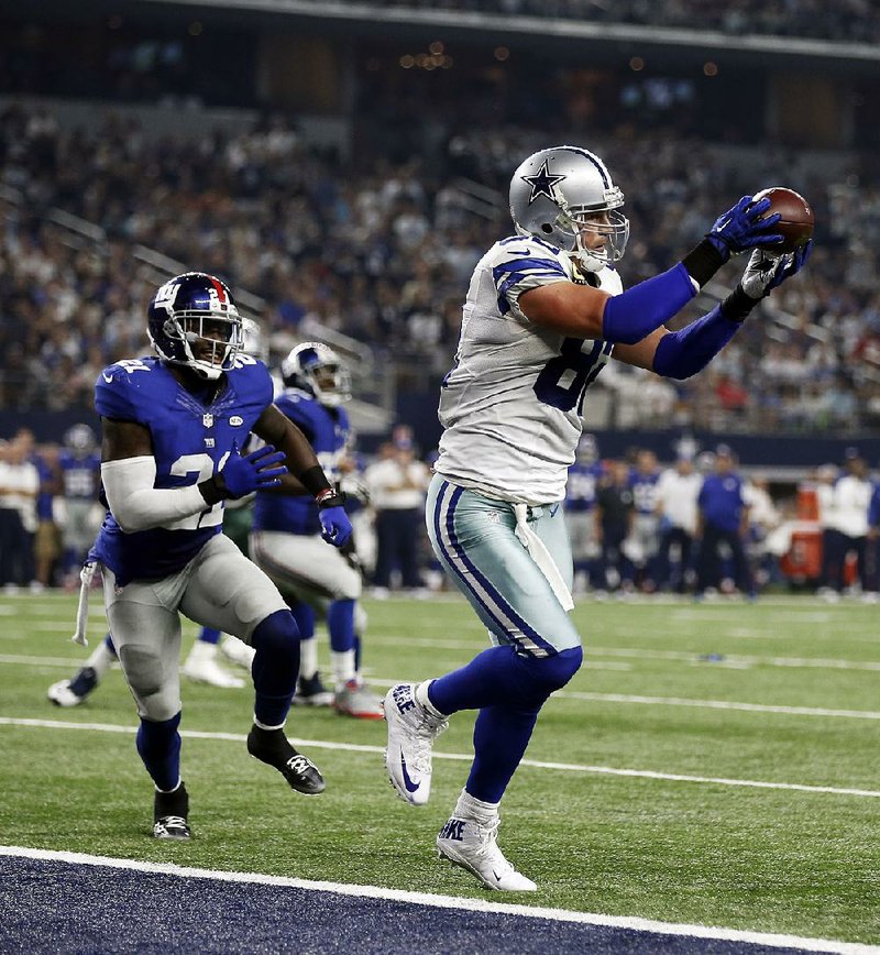 Dallas Cowboys tight end Jason Witten catches a touchdown pass as New York Giants strong safety Landon Collins defends in the fourth quarter Sunday night at AT&T Stadium in Arlington, Texas. The Cowboys beat their NFC East rival 27-26.