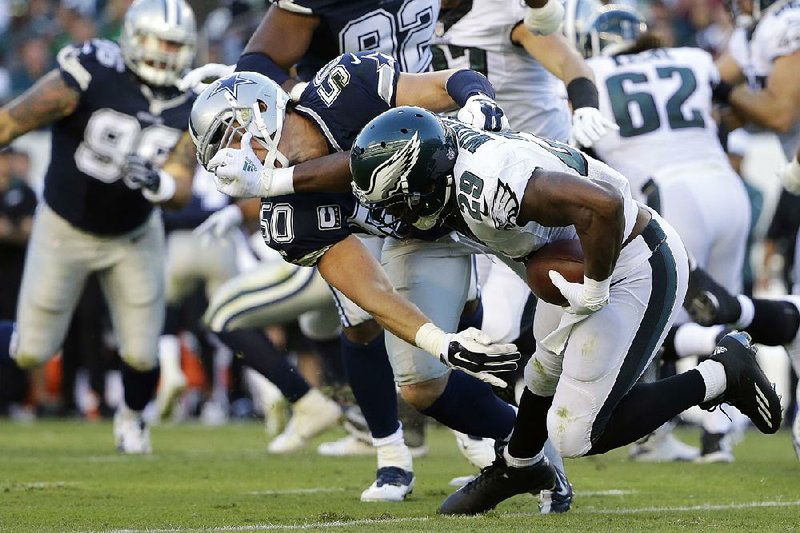 Dallas Cowboys Tony Romo hands the ball off to DeMarco Murray in