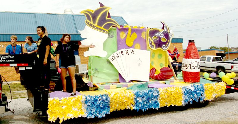 Photo by Mike Eckels The junior class float returns to the parking lot outside of Peterson Gym after participating in the 2015 Bulldog Homecoming Parade in downtown Decatur Sept. 18.