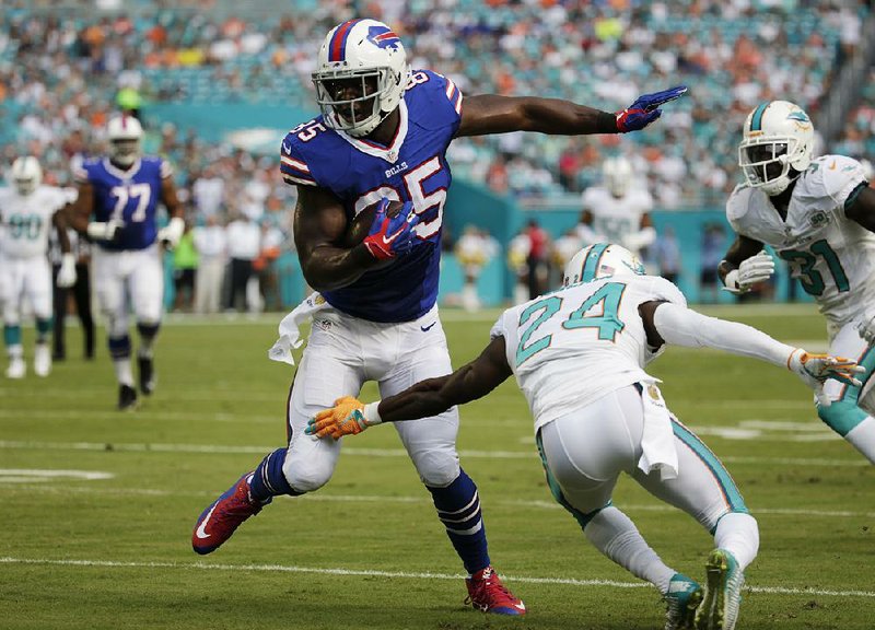 Buffalo Bills tight end Charles Clay (Little Rock Central) caught 5 passes for 82 yards and a touchdown Sunday.