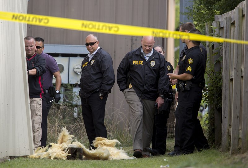 File Photo/NWA Democrat-Gazette/JASON IVESTER Springdale Police investigate a gang-related shooting.