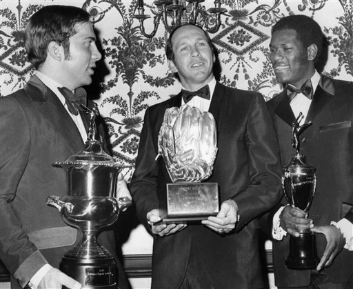 FILE - In this Dec. 4, 1970, file photo, from left, Cincinnati's Johnny Bench, Baltimore's Brooks Robinson and St. Louis Cardinals' Bob Gibson pose with awards at Baseball's 1970 Awards Dinner in Los Angeles.