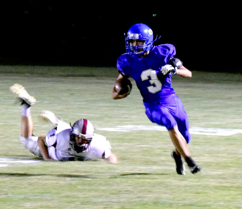 Photo by Mike Eckels Jimmy Mendoza (Decatur #3) slips by a Western Yell tackle looking for running room during the Decatur-Western Yell junior high football game at Bulldog Stadium in Decatur Oct. 15. The Wolverines defeated the Bulldogs, 28 to 0.