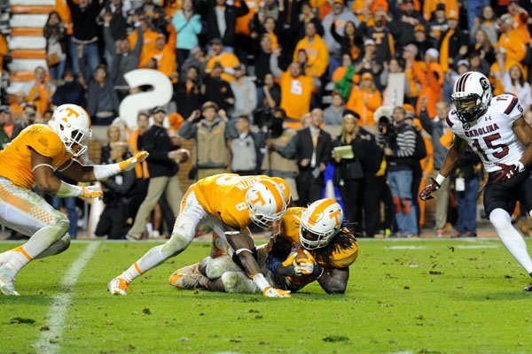 Tennessee linebacker Jalen Reeves-Maybin (21) recovers a fumble to end an NCAA college football game against South Carolina at Neyland Stadium in Knoxville, Tenn. on Saturday, Nov. 7, 2015. (Michael Patrick/Knoxville News Sentinel via AP)