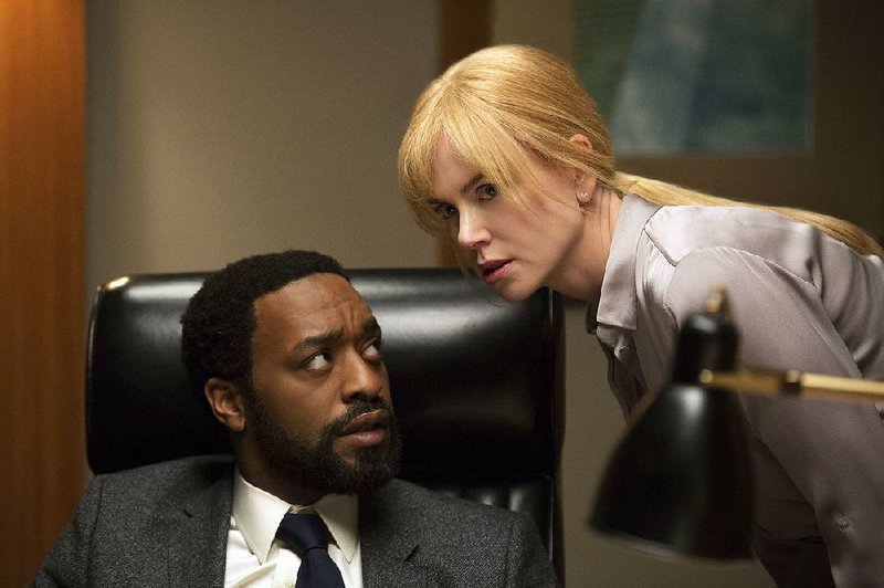 District Attorney supervisor Claire (Nicole Kidman) confers with investigator Ray (Chiwetel Ejiofor) in the thriller Secret in Their Eyes.
