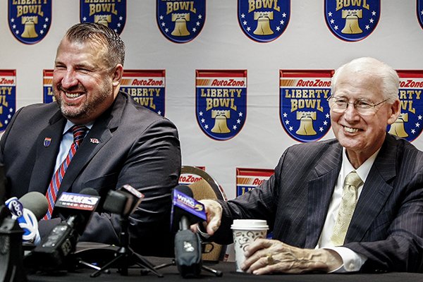 Arkansas coach Bret Bielema, right, and Kansas State coach Bill Snyder, left, take part during a news conference for their team’s upcoming Liberty Bowl appearance, Thursday, Dec. 10, 2015 in Memphis, Tenn. (Mark Weber/The Commercial Appeal via AP)