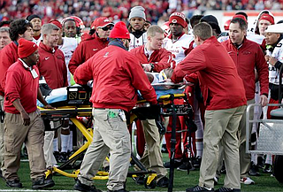 Arkansas wide receiver Reed carted off field on stretcher | The ...