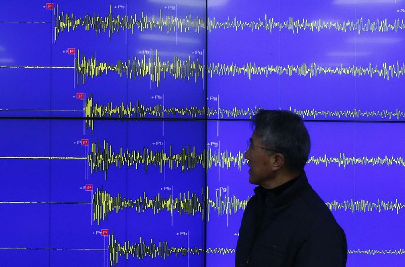 Yun Won-tae, director general of South Korea’s earthquake and volcano agency, in Seoul on Wednesday displays a readout of seismic waves measured after North Korea’s claimed bomb test.