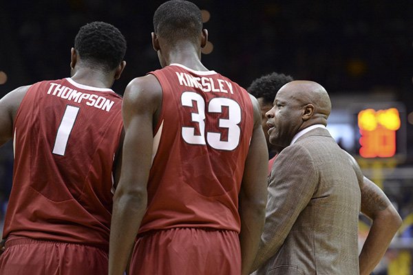 Arkansas coach Mike Anderson speaks to his players during a timeout in the first half of an NCAA college basketball game against LSU in Baton Rouge, La., Saturday, Jan. 16, 2016. (Hilary Scheinuk/The Advocate via AP)

