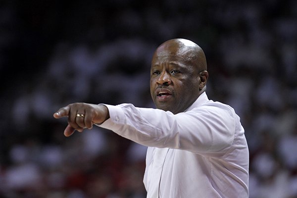 Arkansas coach Mike Anderson communicates with his players during the second half of an NCAA college basketball game against Kentucky, Thursday, Jan. 21, 2016, in Fayetteville, Ark. Kentucky won 80-66. (AP Photo/Samantha Baker)
