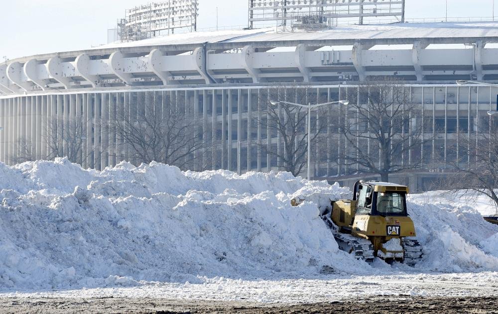 Workers in eastern U.S. brave snowy commutes