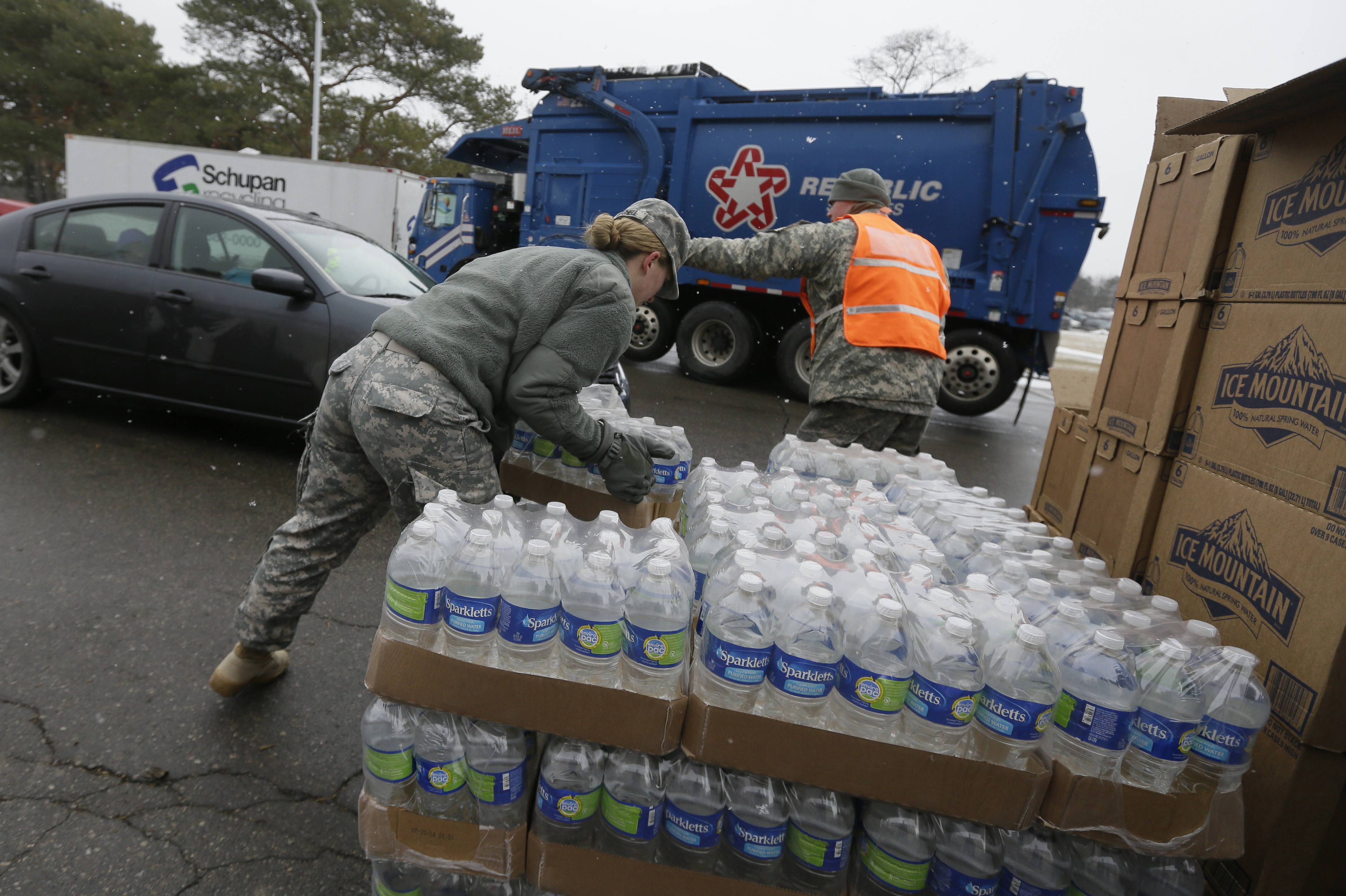 Bottled water, financial aid offered to Pine Bluff-area residents