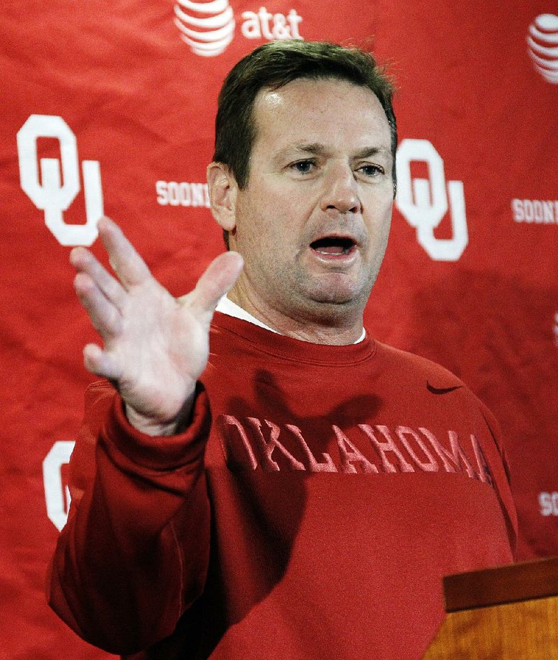 Oklahoma Coach Bob Stoops and the Sooners got a recruiting break when linebacker Caleb Kelly drew their name from a hat. 