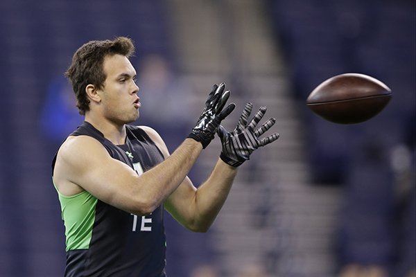 Arkansas tight end Hunter Henry runs a drill at the NFL football scouting combine on Saturday, Feb. 27, 2016, in Indianapolis. (AP Photo/Darron Cummings)
