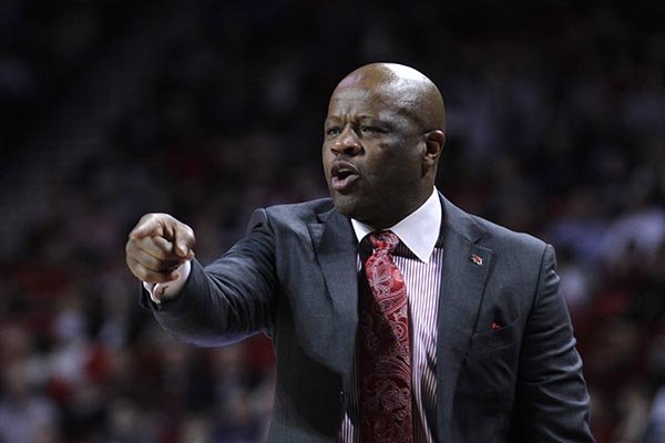 Arkansas coach Mike Anderson yells to players during the second half of the team's NCAA college basketball game against LSU, Tuesday, Feb. 23, 2016, in Fayetteville, Ark. Arkansas won 85-65. (AP Photo/Samantha Baker)
