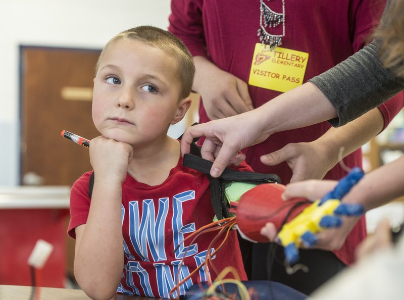 VIDEO Rogers kindergartner tries prosthetic arm made by Harrison