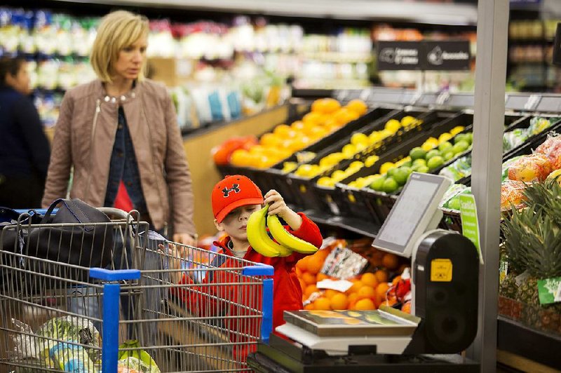 Wal-Mart expands free curbside grocery pickup service