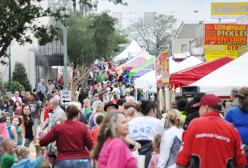 Crowds defy rain for daffodil Festival | Camden News