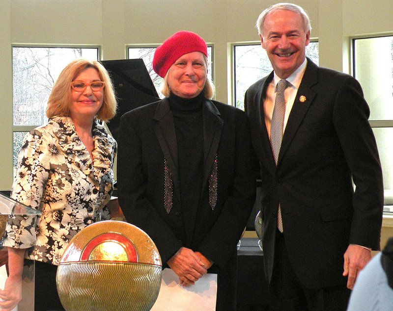 RB McGrath of Jacksonville, center, receives the Individual Artist Award on March 10 at the 2016 Governor’s 
Arts Awards. Presenting McGrath with the award are Joy Pennington, left, executive director of the 
Arkansas Arts Council, sponsor of the event, and Gov. Asa Hutchinson.
