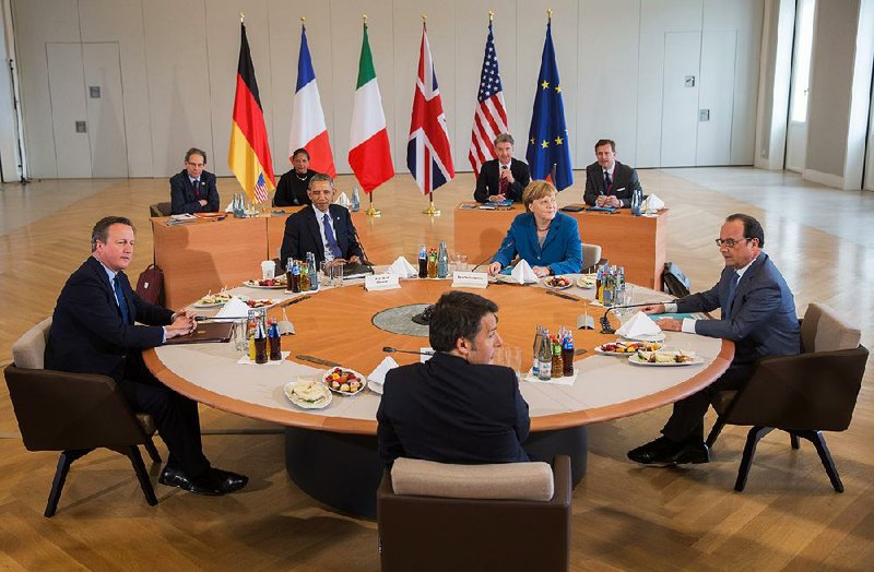 British Prime Minister David Cameron (from left), U.S. President Barack Obama, German Chancellor Angela Merkel, French President Francois Hollande and Italian Prime Minister Matteo Renzi start their G-5 meeting in Herrenhaus Palace in Hanover, northern Germany, on Monday.
