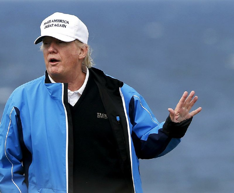 Donald Trump apparently is less-than-honest with his play on the golf course, according to Oscar De La Hoya. 